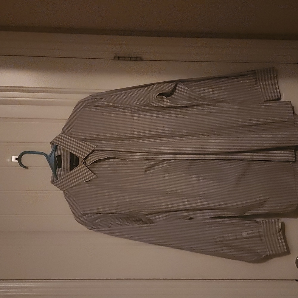 Long-sleeved dress shirt